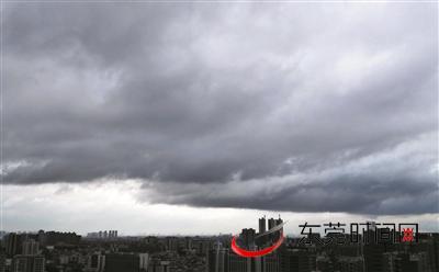 昨天暴风雨来临前,乌云密布黑云压城 记者 赵浛锐 摄于南城