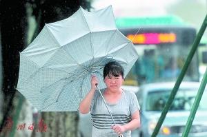 大风将路人雨伞吹翻。广州日报全媒体记者卢政摄