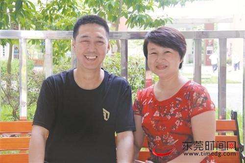 ■热情洋溢的周军与钟冬兰即将启程前往新疆支教 通讯员 黄伟英 摄