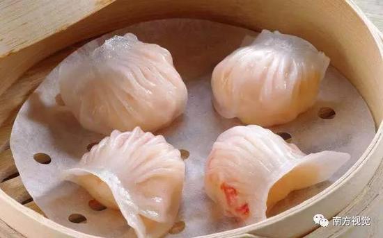 △虾饺始创于20世纪初广州一家茶楼,已经有百年历史。一句话总结虾饺的美味:虾饺是广州之光。