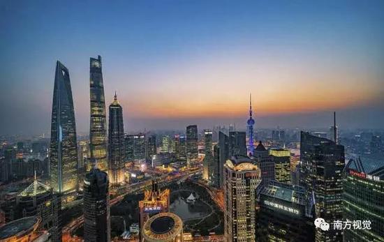 △陆家嘴位于上海市浦东新区的黄浦江畔,隔江面对外滩,是众多跨国银行的大中华区及东亚总部所在地。