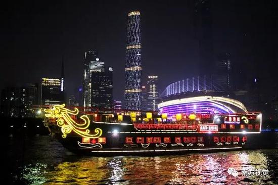 △来广州,乘坐珠江游轮夜游珠江是不可错过的体验。温柔的江风从耳畔吹过,你会看见珠江两岸五彩灯光深深浅浅,明明灭灭。