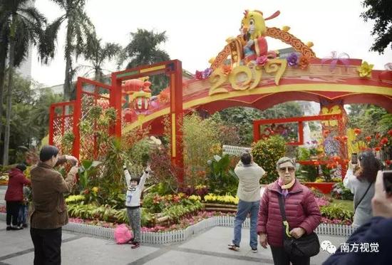△广州会在春节举办迎春花会,开展园林花卉游园、棋艺书画展览、载歌载舞表演、张灯结彩闹元宵等活动。 、