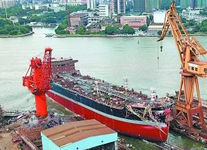 昨日，广船国际荔湾厂区一号船台迎来最后一艘新船下水。广州日报全媒体记者廖雪明 摄