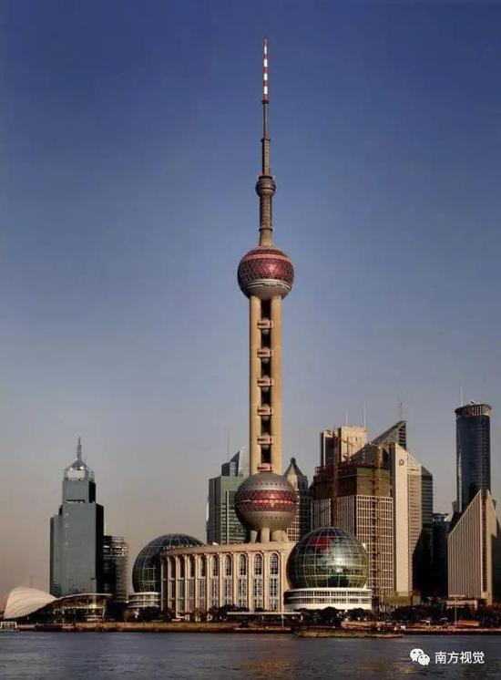 △东方明珠广播电视塔是上海的标志性文化景观之一,位于浦东新区陆家嘴,塔高约468米。