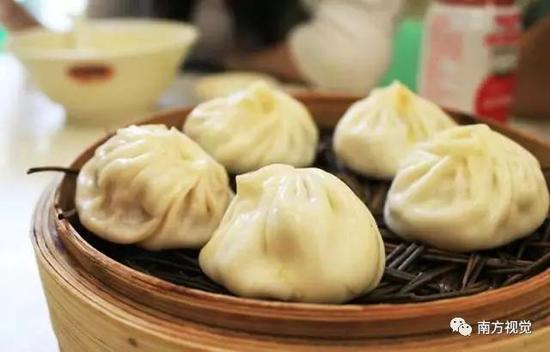 △上海小笼包个小、皮薄,汁多味鲜,吃的时候需谨记“轻轻提,慢慢移,先开窗,再喝汤”。