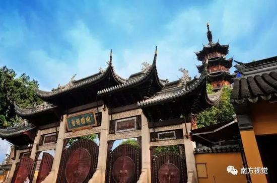 △据文献记载,上海龙华寺建于北宋时期。龙华寺是上海地区历史最久、规模最大的古刹。