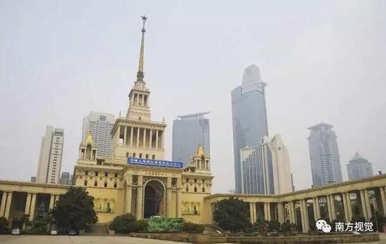 △上海展览中心亦称为上海展览馆,承办了许多国内外重要的展览会,入选“首批中国20世纪建筑遗产”名录。
