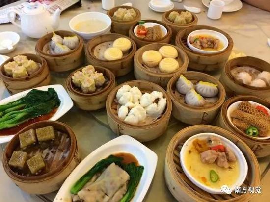 △“食不厌精”是广州人对美食的追求。粤菜用料丰富,选料精细,技艺精良,要求掌握火候和油温恰到好处,讲究菜的气势、档次。