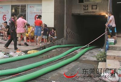 被水浸的地下停车场，抽水机抽了近20小时，水还没有抽完
