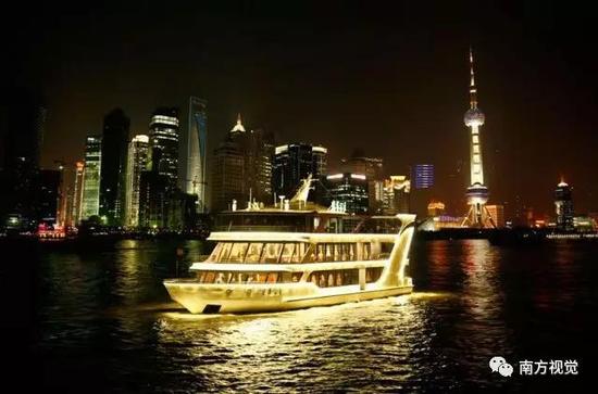 △晚上搭乘黄浦江观光游轮,可以观赏夜晚下灯光闪耀的外滩万国建筑群。