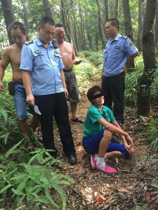 朱某坐在地上哭哭啼啼,不肯起身,民警耐心劝说。(通讯员 魏洪东 摄)