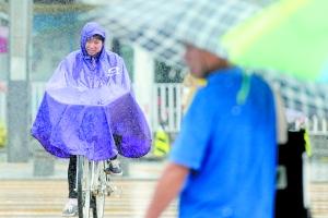 台风带来大雨，鸿福路上，一市民骑车在雨中穿行。 　　广州日报全媒体记者葛宇飞摄