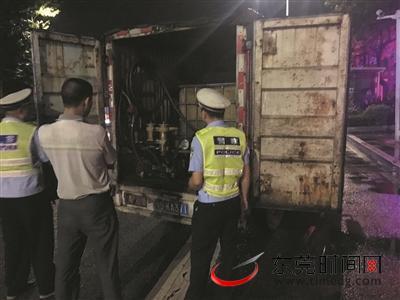 8月26日晚，高埗交警大队查获一辆号牌为粤SKA371的“黑油车”，车内装有600升柴油 交警供图