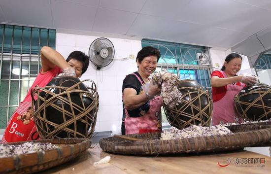 糯米、黄酒、龙眼肉、黄精、首乌依次入缸,密封储存三个月后,一缸香甜可口的客家米酒就酿好了。(通讯员 蒋鑫 摄)