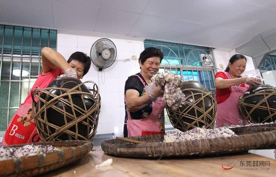 糯米、黄酒、龙眼肉、黄精、首乌依次入缸，密封储存三个月后，一缸香甜可口的客家米酒就酿好了。（通讯员 蒋鑫 摄）