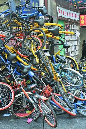 在城中村常常能看见被叠罗汉般堆起来的互联网租赁自行车。 广州日报全媒体记者杨耀烨摄
