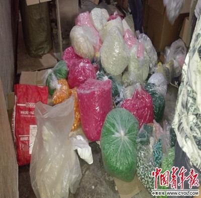 警方在假减肥药生产窝点，现场查获近60万粒胶囊。中国青年报·中青在线记者 洪克非/摄