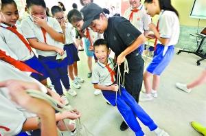 8月31日，芦荻西小学举行“珍爱生命 快乐成长”安全教育系列活动。