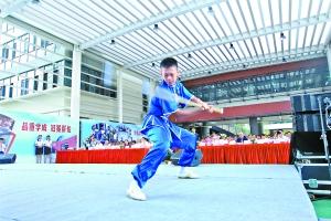 西关广雅开学典礼上的新生武术表演。