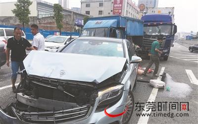 车祸现场(记者 雷元全 摄)