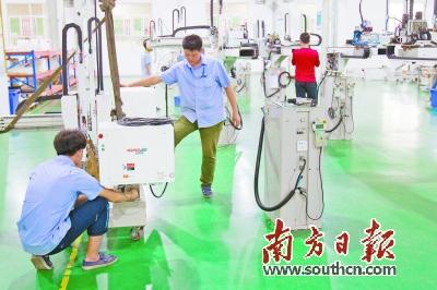 拓斯达科技的技术员正在安装机器人。南方日报记者孙俊杰 摄