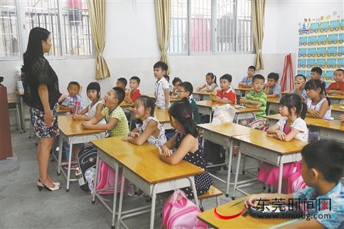 莞城中心小学学生开学后将在教室午休 本报资料图 程永强 摄