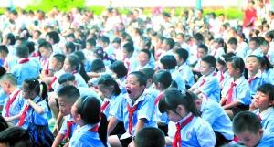 同学,还没调好作息吧?开学典礼上打起了哈欠。广州日全媒体记者廖雪明 摄