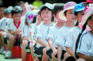 开什么小差呢?看到爸爸妈妈了吗?广州日报全媒体记者骆昌威 实习生林志彦 摄