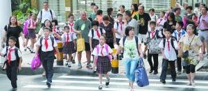 昨日一大早,越秀区的街道上满是赶回学校的孩子和家长。广州日报全媒体记者黎旭阳 摄