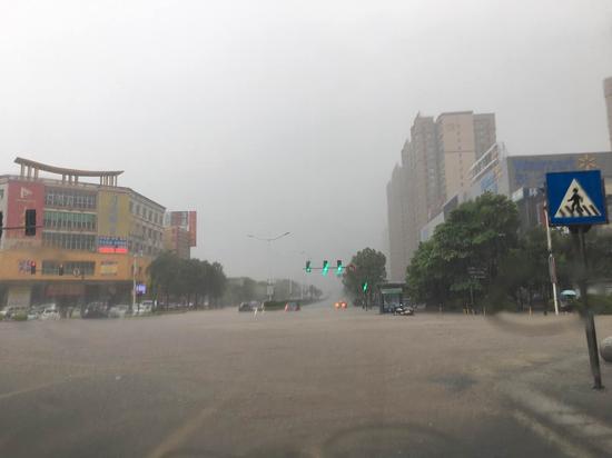 城市风景街路口路面积水严重