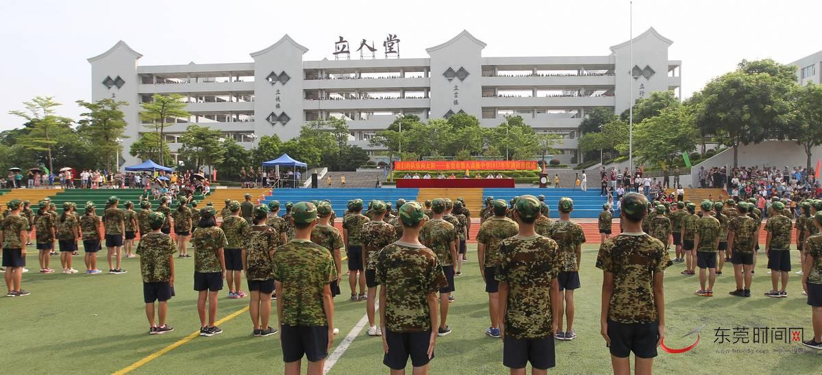 在“立人堂”教学楼前664名高一新生汇报表演。