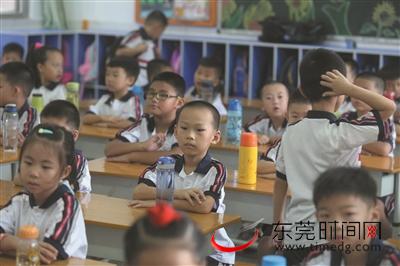 9月1日，新学期开学第一天，南城阳光一小的一年级新生在教室里等待上课 本版图片均由记者 陈栋 摄
