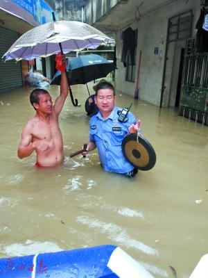 珠海一派出所所长涉水敲铜锣转移群众。