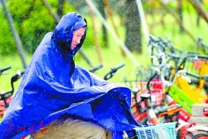 昨日，东莞市民穿着雨衣出行。广州日报全媒体记者葛宇飞摄