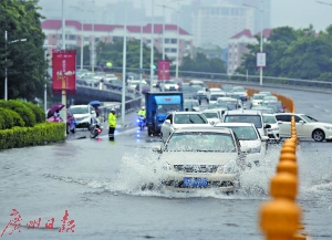 受水浸影响，昨天鸿福西路一度大堵车。 广州日报全媒体记者石忠情摄