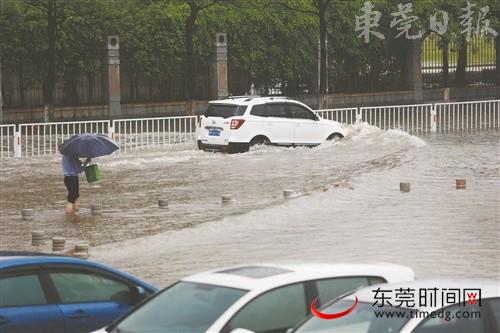 暴雨给市民出行造成严重影响 本报记者 程永强 摄