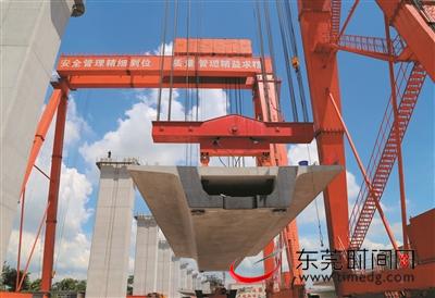 9月2日, 佛莞城际铁路FGZH-4标东莞梁场第一片箱梁成功架设 通讯员 赵玉 王祥 摄