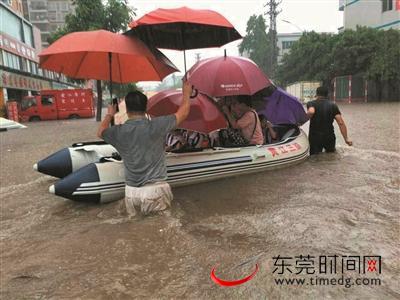 黄江大面积水浸街，消防官兵出动橡皮艇展开救援 通讯员供图