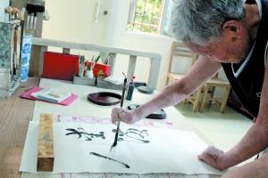 80岁老人彭海堤自学书画，学有所成。