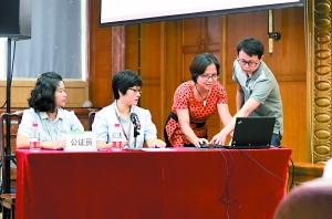 昨日,市民代表在公证员监督下启动摇号。 广州日报全媒体记者骆昌威 实习生林志彦 摄