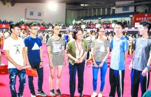 在报到中偶遇的三对双胞胎,其中右一、右二是肖天佑、肖天保。左三、右三是李双、李鸣。