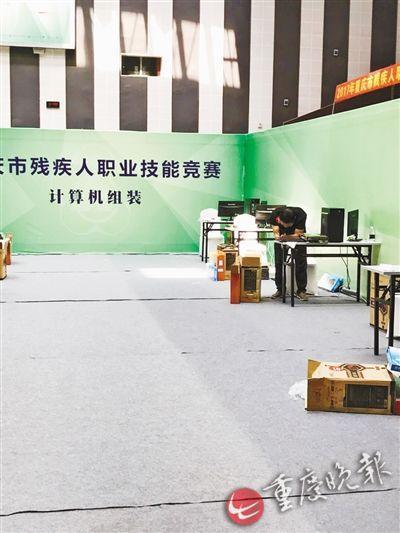 别的选手陆续走出赛场,余明爱还在坚持。