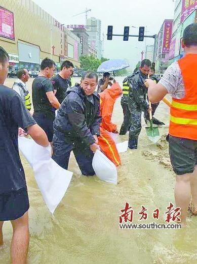 暴雨中,忙碌的身影 孙俊杰摄