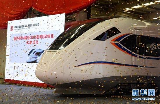 这是刚下线的CRH6A-A型城际动车组(9月9日摄)。