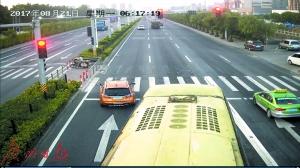 杨女士驾驶的橙色小车若不避开,就会被后面的客车撞上。