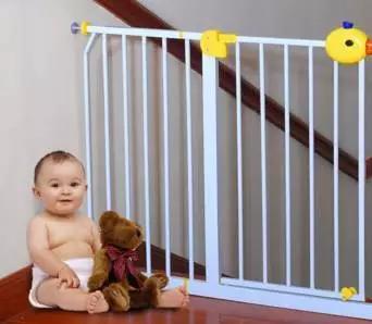所以，家里有小孩子的家长，请一定要安装防护栏。而且安装防护栏也有讲究：护栏应由金属制成。