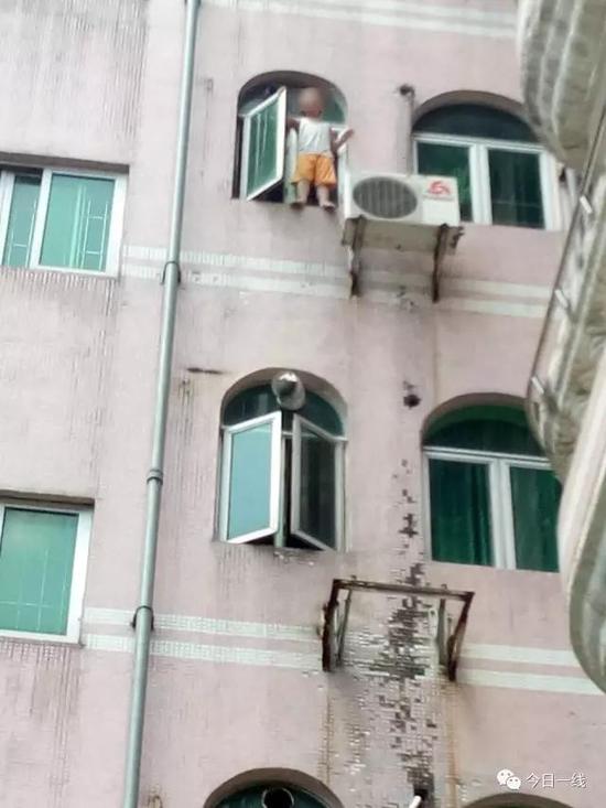 路过的街坊都被这一幕吓懵了!