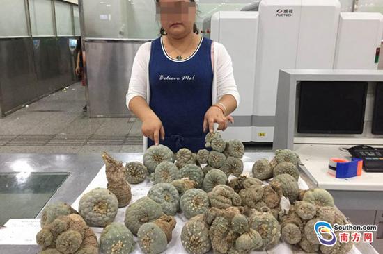 在关员的进一步询问下,女子表示自己要打电话问一问。在打了几通电话后,女子这才表示已知晓密码,随即便打开行李箱。