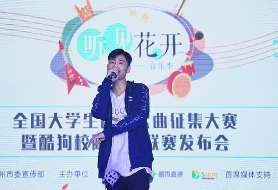 △ 嘻哈原创歌手李大奔现场即兴了一段freestyle,并带来一首新歌《down for your love》